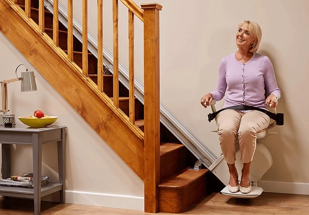 Gerader Treppenlift auf Holztreppe